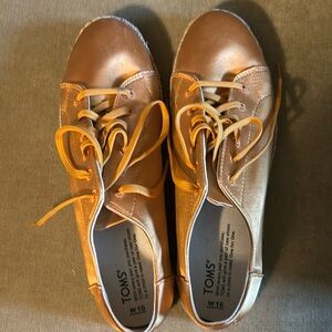 Tom’s lace-up shoes
